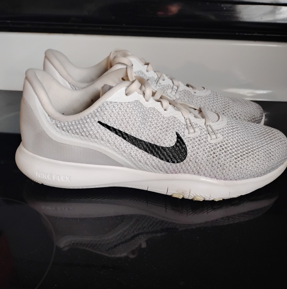 Nike White and Black Sneakers